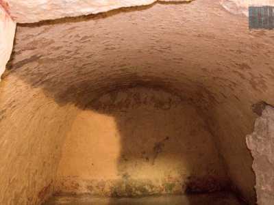 Lo oltrapassiamo trovandoci in una sorta di vestibolo, caratterizzato da una volte a botte che "rievoca" la forma di un grembo materno